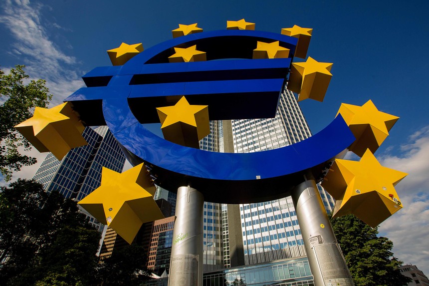 Đồng euro gần ngang bằng với đồng USD ý nghĩa như thế nào đối với các nhà đầu tư