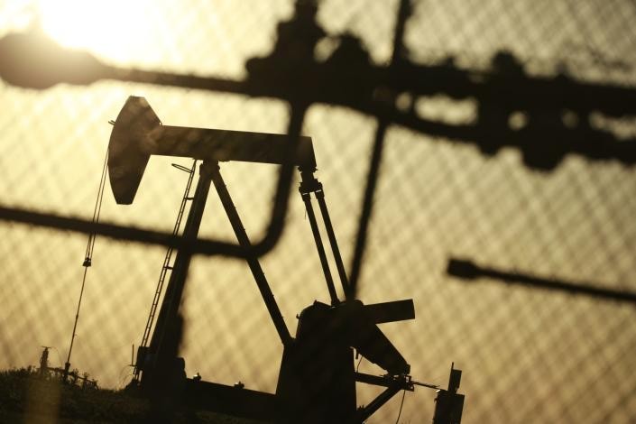 Nỗi lo suy thoái kéo giảm thị trường dầu mạnh nhất trong năm
