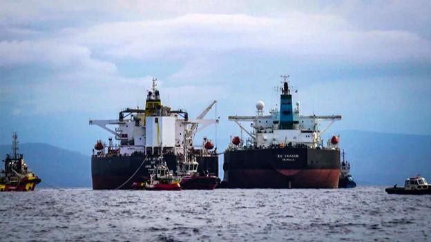 Hai tàu chở dầu chuyển dầu thô ở Vịnh Laconian ngoài khơi bờ biển Hy Lạp vào ngày 24/8