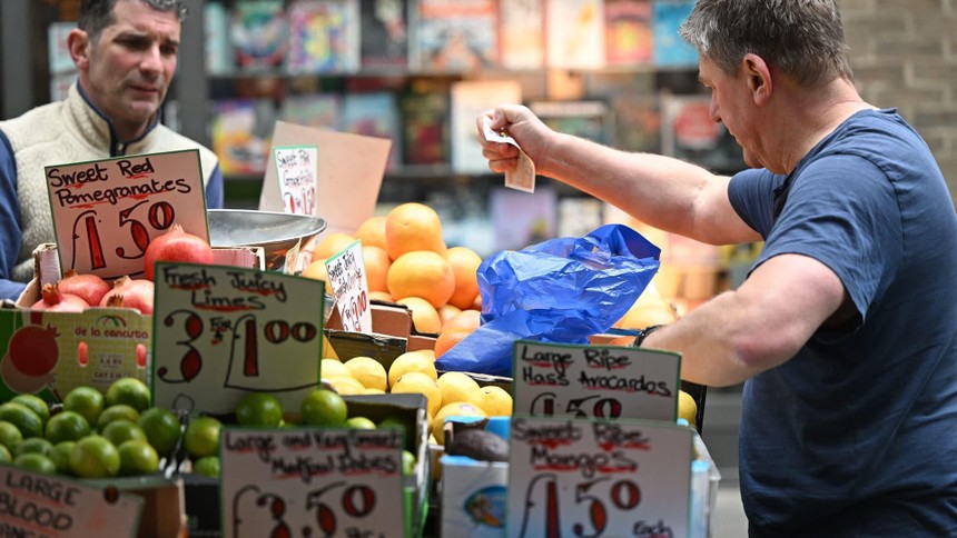 Lạm phát ở Anh quay lại mức hai con số khi giá lương thực tăng cao
