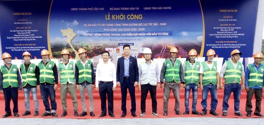 Ông Lê Bảo Anh - Tổng giám đốc CC1 (người thứ bảy từ bên trái) tham gia Lễ khởi công Dự án xây dựng công trình đường bộ cao tốc Bắc - Nam phía Đông giai đoạn 2021 - 2025, đoạn Cần Thơ - Hậu Giang