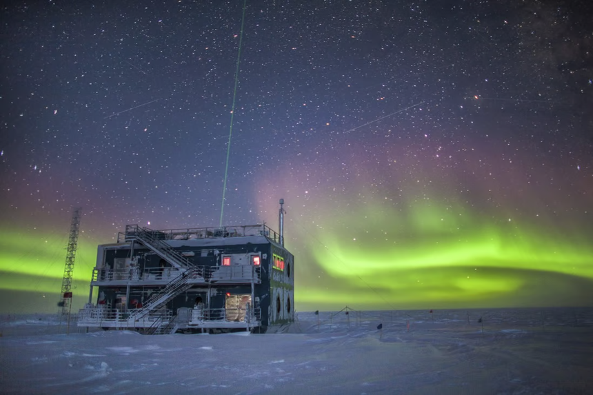 Cực quang ở Úc được nhìn thấy gần Đài quan sát Nghiên cứu Khí quyển Nam Cực. Ảnh: NOAA