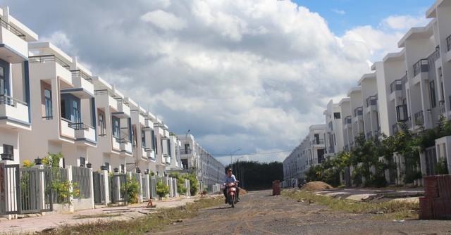 Nhiều dãy nhà trong KDC Tân Thịnh đã được hoàn thành, bán cho người dân