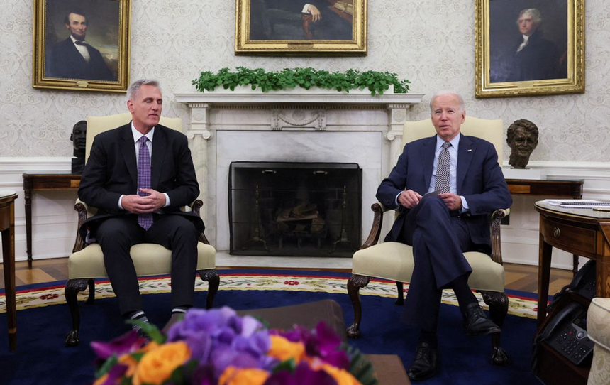 Chủ tịch Hạ viện Kevin McCarthy đàm phán về giới hạn nợ với Tổng thống Joe Biden tại Phòng Bầu dục ở Nhà Trắng ngày 22/5/2023