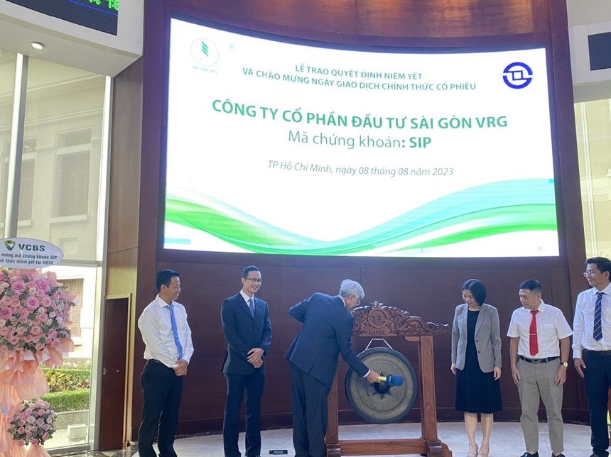 Ông Trần Mạnh Hùng, Chủ tịch HĐQT CTCP Đầu tư Sài Gòn VRG đánh cồng chính thức niêm yết cổ phiếu SIP trên sàn HOSE.