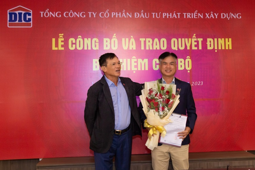 Ông Hoàng Văn Tăng (bên phải)