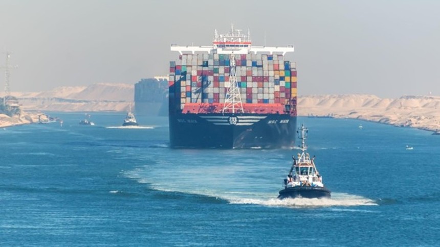 Thương mại toàn cầu gặp thách thức vì tắc nghẽn kênh đào Suez và Panama