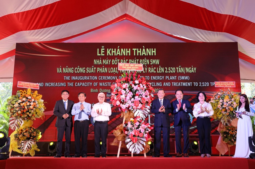Lãnh đạo tỉnh Bình Dương tặng lẵng hoa của Tỉnh ủy - HĐND - UBND - Ủy ban MTTQ Việt Nam tỉnh chúc mừng buổi lễ (Ảnh: Lê Toàn)