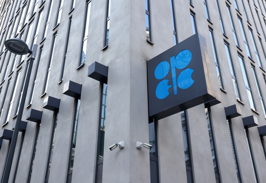 OPEC+ gia hạn cắt giảm sản lượng