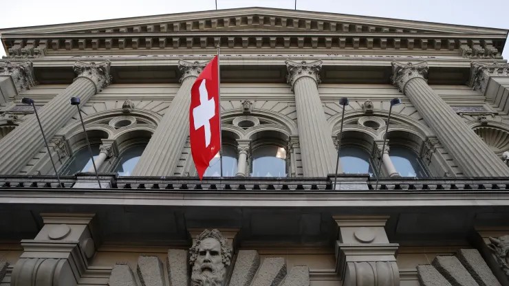Thụy Sĩ trở thành nền kinh tế lớn đầu tiên cắt giảm lãi suất