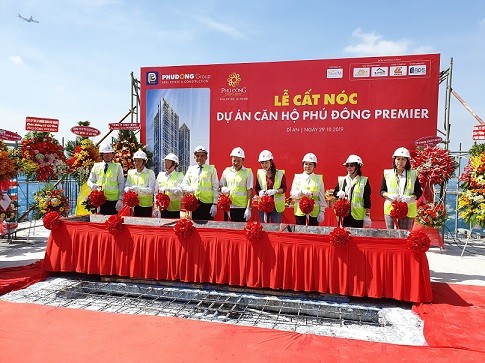 Lãnh đạo Công ty Phú Đông Group tổ chức cất nóc Dự án Phú Đông Premier.