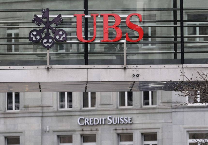 Mối lo khủng hoảng sau cuộc sáp nhập siêu ngân hàng Thụy Sĩ