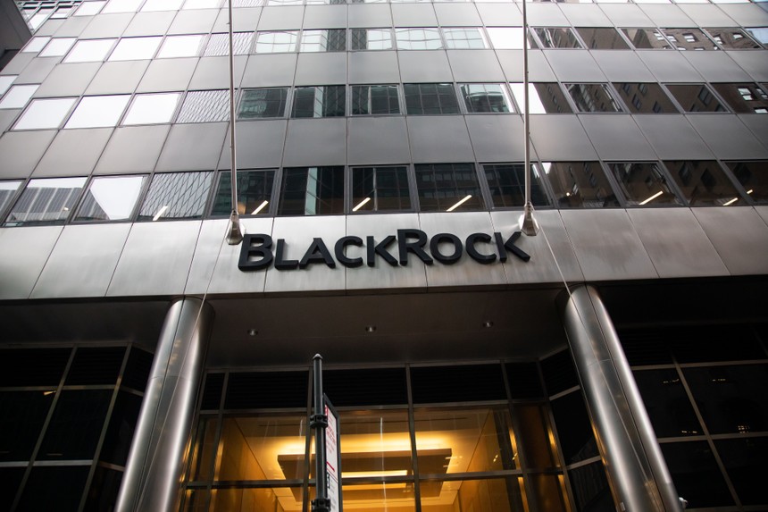BlackRock sẽ bán 114 tỷ USD danh mục chứng khoán của 2 ngân hàng SVB và Signature Bank