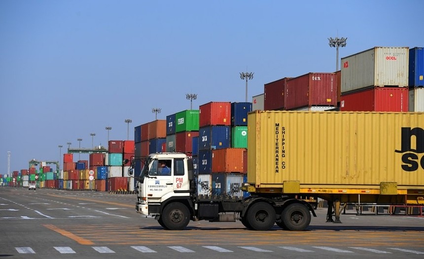 Xuất khẩu của Trung Quốc tăng lần đầu tiên trong 6 tháng