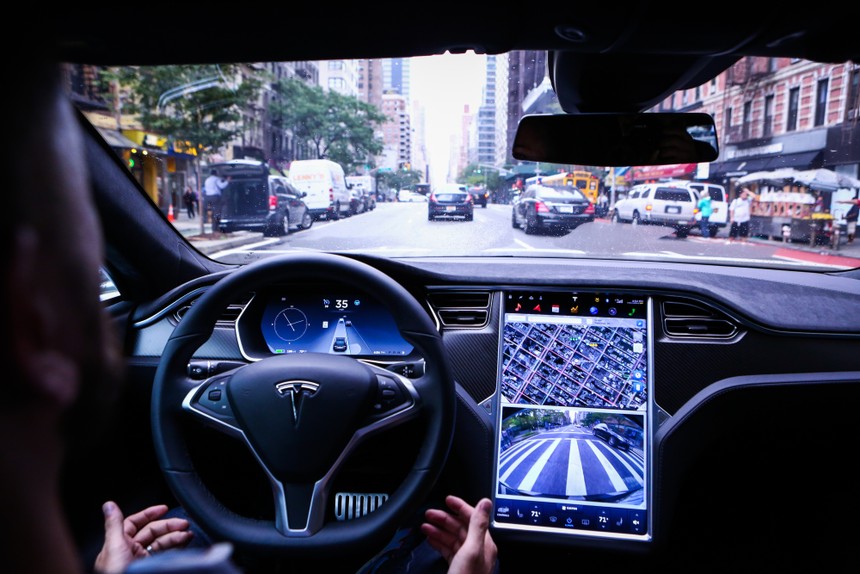 Elon Musk sẵn sàng đặt cược lợi nhuận của Tesla vào giấc mơ ô tô không người lái