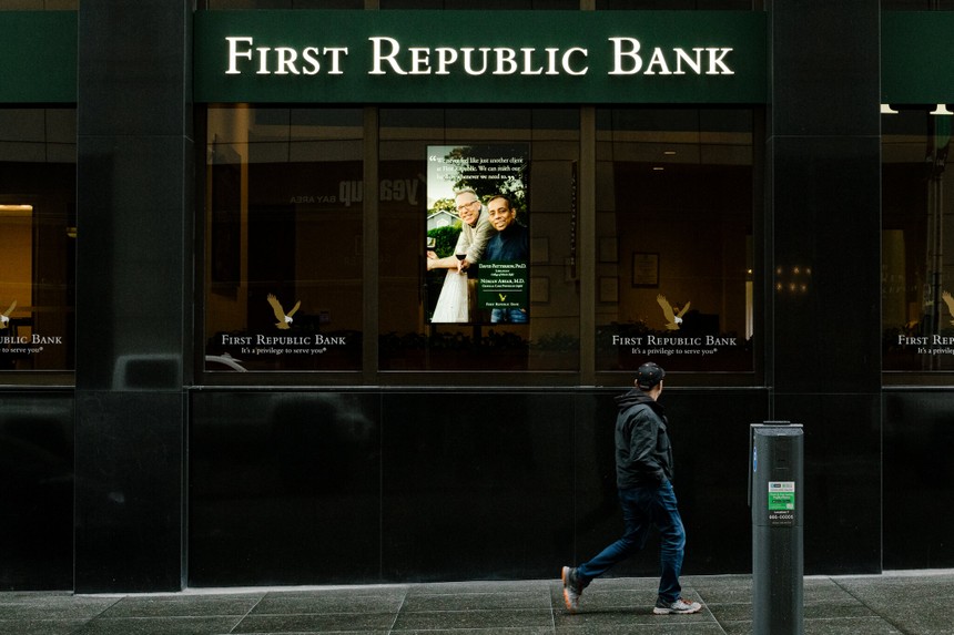 Cổ phiếu First Republic Bank giảm mạnh 50% trong ngày 25/4 và giảm hơn 93% kể từ đầu năm