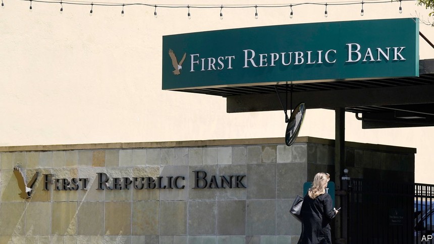 First Republic Bank phải đối mặt với khả năng hạn chế vay từ Fed