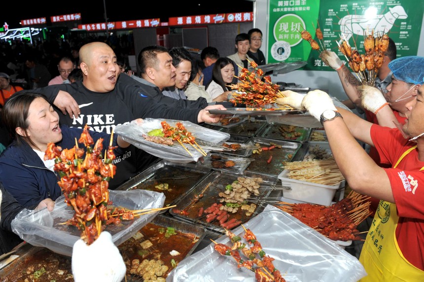  Thành phố nghèo nổi lên thành hiện tượng du lịch của Trung Quốc vì sở hữu món thịt xiên độc nhất vô nhị