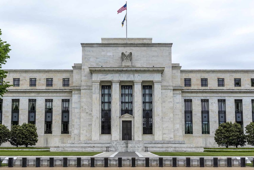 Fed sắp bước vào một trong những quyết định khó khăn nhất: Tạm dừng hay tăng lãi suất 