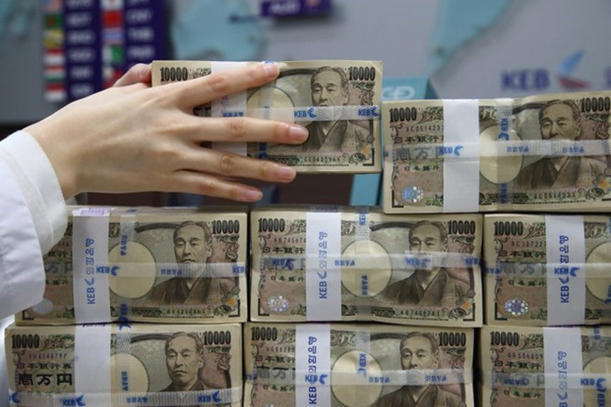 Tỷ giá đồng yên sụt giảm mạnh do BOJ "một mình một kiểu" 