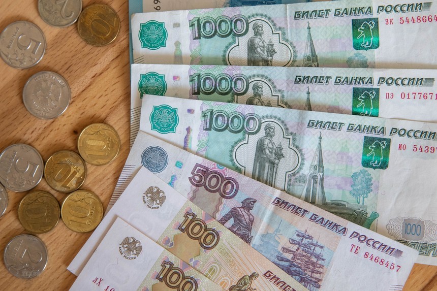 Đồng rúp Nga phục hồi nhẹ sau khi chạm đáy 16 tháng