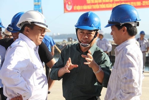 Ông Nguyễn Xuân Sơn (giữa) khi còn làm ở PVN