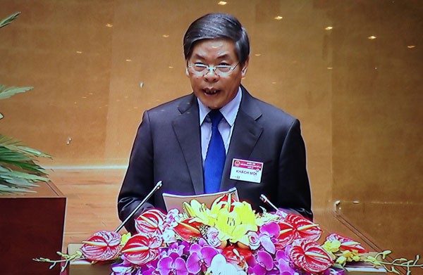 Bộ trưởng Bộ Tài nguyên và Môi trường Nguyễn Minh Quang trình bày tờ trình của Chính phủ về điều chỉnh quy hoạch sử dụng đất đến năm 2020 và lập kế hoạch sử dụng đất kỳ cuối (2016-2020) cấp quốc gia trước Quốc hội chiều 21/3 (Ảnh chụp màn hình)