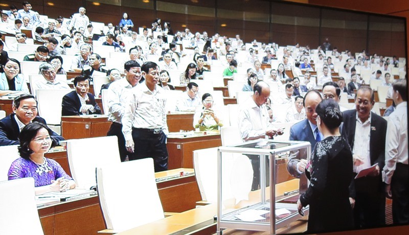 Các đại biểu Quốc hội bỏ phiếu bầu ông Nguyễn Văn Thể giữ chức Bộ trưởng Bộ Giao thông Vận tải, bầu ông Lê Minh Khái giữ chức Tổng thanh tra Chính phủ.