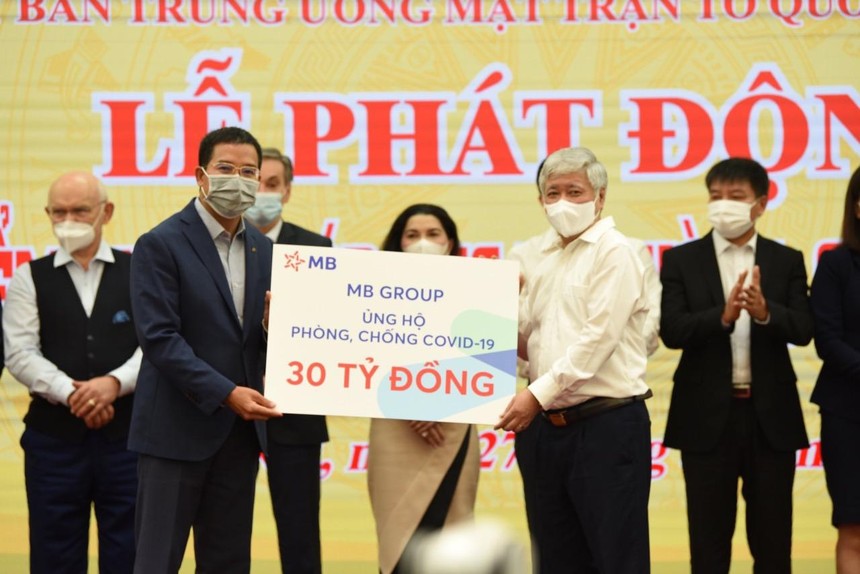 Ông Lưu Trung Thái - Phó chủ tịch HĐQT, Tổng giám đốc MB đại diện MB Group trao tặng số tiền 30 tỷ đồng cho Uỷ ban Mặt trận Tổ quốc Việt Nam