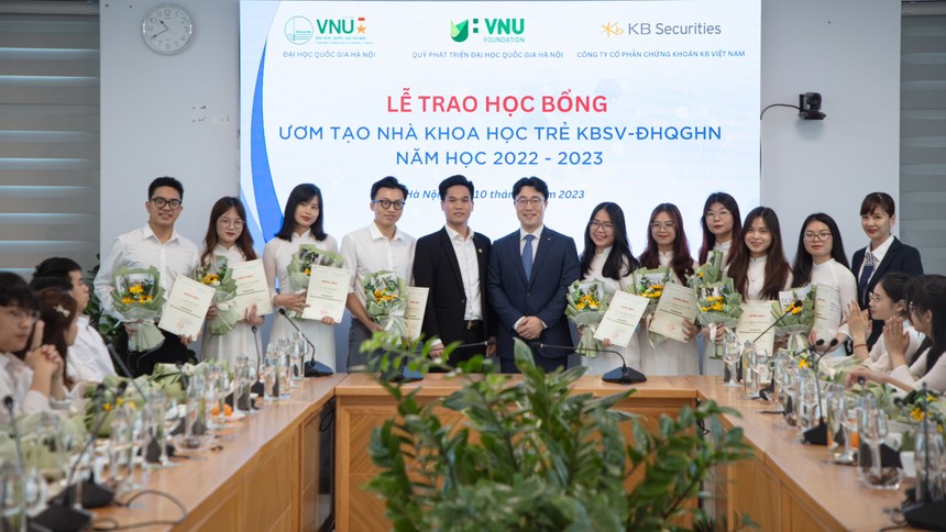 KBSV trao học bổng cho 40 sinh viên Đại học Quốc gia Hà Nội