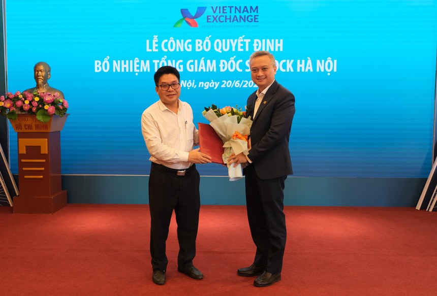 Ông Nguyễn Thành Long Chủ tịch Hội đồng thành viên SGDCK Việt Nam trao các Quyết định bổ nhiệm Tổng Giám đốc HNX