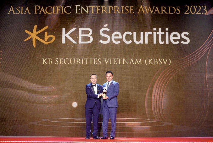 Ông Jeon MunCheol - Tổng giám đốc Chứng khoán KB Việt Nam (KBSV) nhận giải "Doanh nghiệp xuất sắc châu Á" 2023