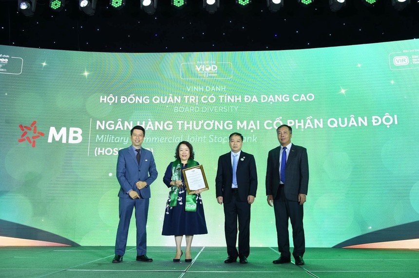 Bà Vũ Thị Hải Phượng – Phó Chủ tịch HĐQT MB nhận giải thưởng tại sự kiện