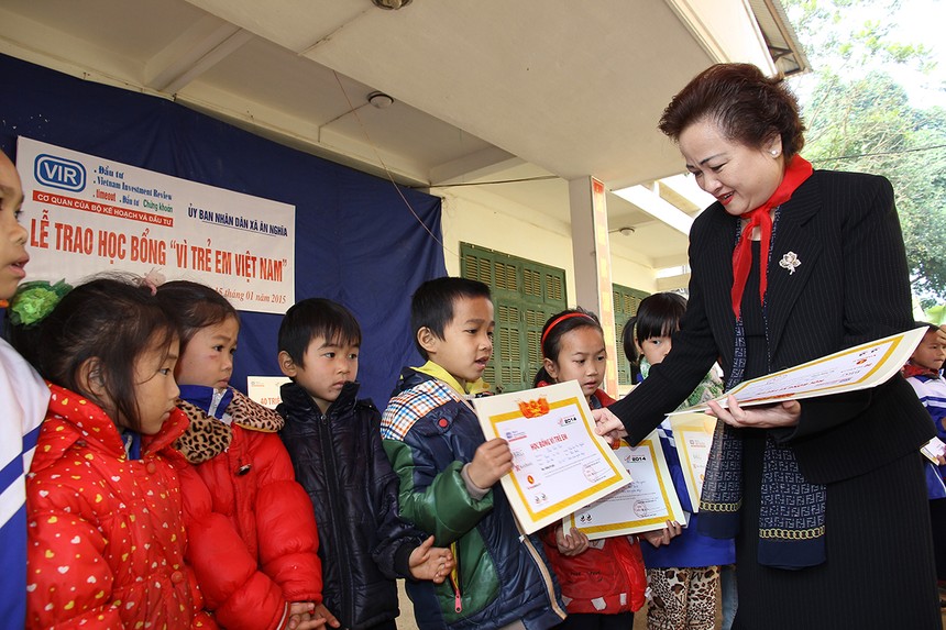 Bà Nguyễn Thị Nga, Chủ tịch Tập đoàn BRG, Chủ tịch Ngân hàng SeABank trao học bổng và quà tết tại hai Trường Tiểu học Ân Nghĩa và Trường Trung học Cơ sở Ân Nghĩa