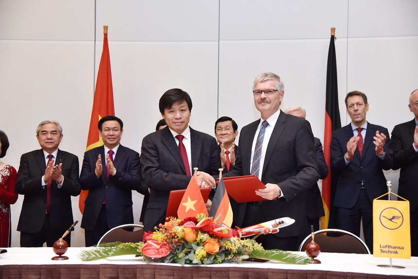 Chủ tịch nước Trương Tấn Sang và Ngoại trưởng Đức Frank - Walter Steinmeier chứng kiến lễ ký kết giữa Vietjet và Lufthansa Technik AG