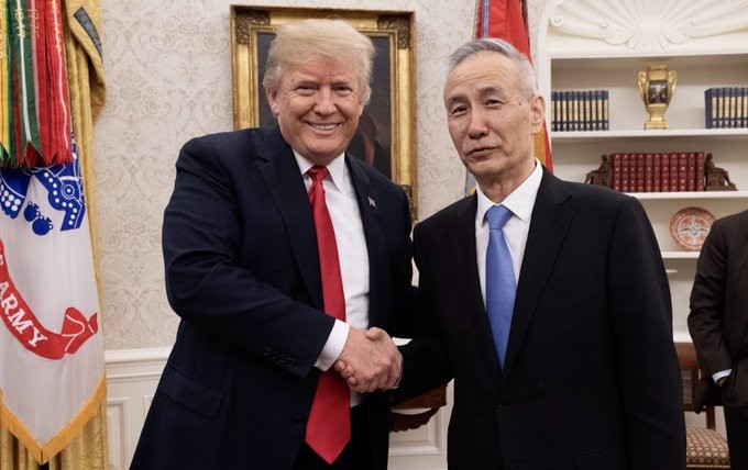 Tổng thống Mỹ Donald Trump và Phó Thủ thướng Quốc vụ viện Trung Quốc Liu He. Ảnh: Twitter @realDonaldTrump
