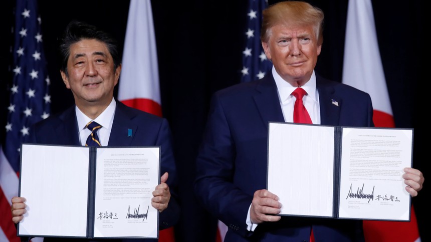 Thủ tướng Nhật bản Shinzo Abe và Tổng thống Mỹ Donald Trump tại Lễ ký kết thương mại song phương ngày 25/9. Ảnh: Reuters.