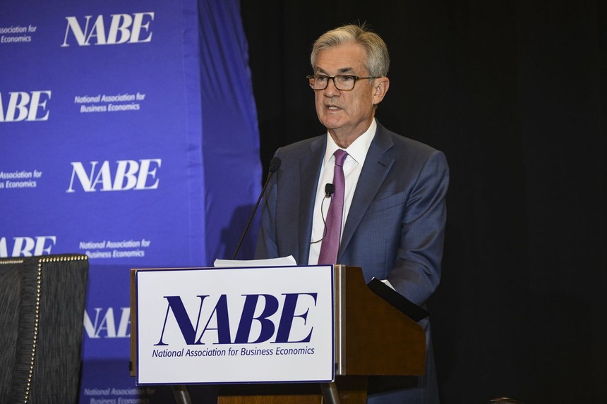 Jerome Powell, Chủ tịch Cục Dự trữ Liên bang Mỹ  phát biểu tại cuộc họp của Hiệp hội Kinh tế Kinh doanh Quốc gia (NABE) hôm 8/10. Ảnh: The Washington Post.