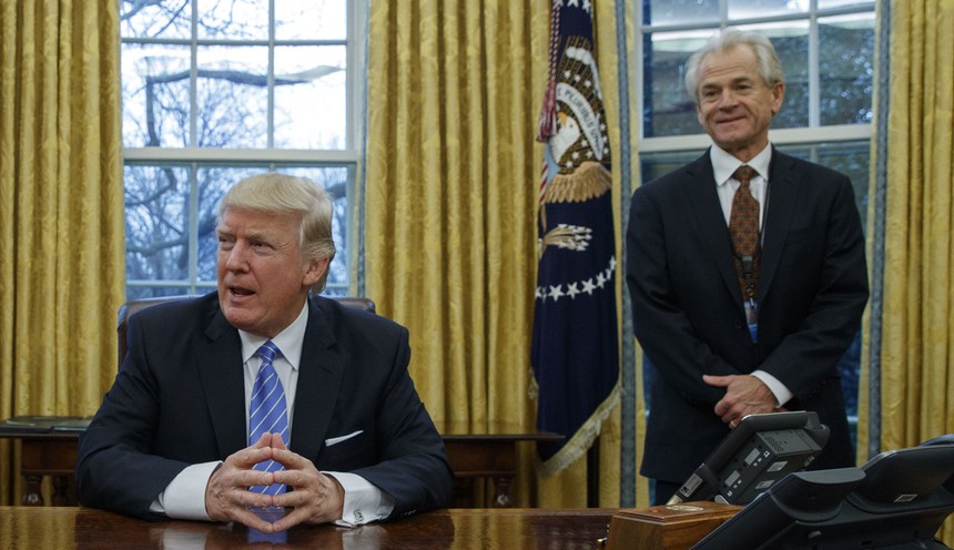 Tổng thống Mỹ Donald Trump và Peter Navarro, Cố vấn kinh tế cấp cao của Nhà Trắng. Ảnh: AP.