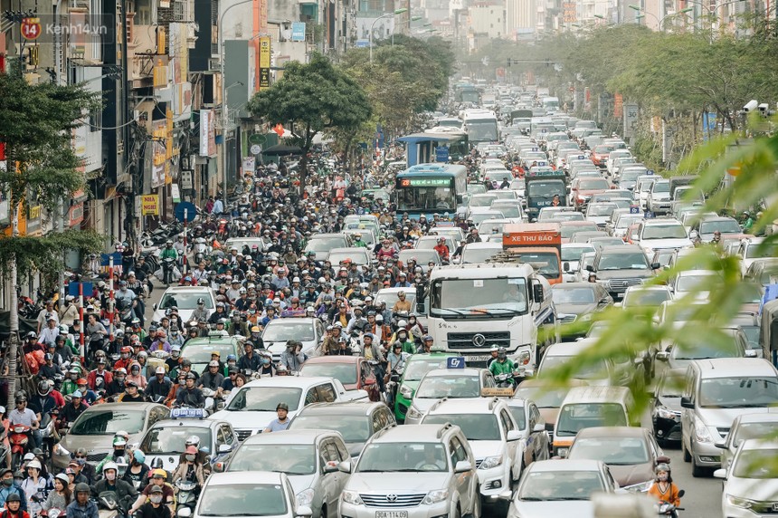 Kẹt xe, tắc đường ở Hà Nội.