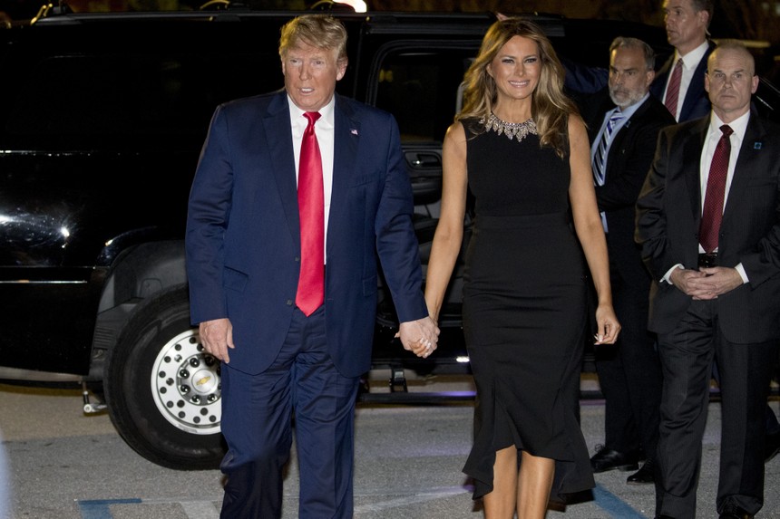 Tổng thống Mỹ Donald Trump và vợ đến Palm Beach, Florida để nghỉ lễ Giáng sinh hôm 24/12. Ảnh: AP.