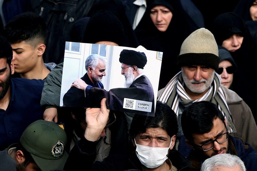Người dân Iran tham dự lễ tang Tướng Soleimani. Ảnh: Reuters.