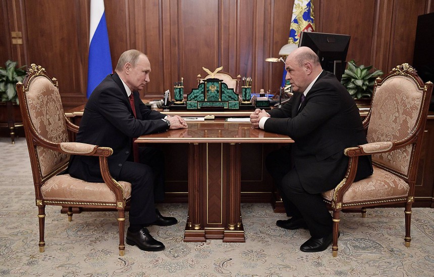 Tổng thống Nga Vladimir Putin và ông Mikhail Mishustin. Ảnh: TASS.