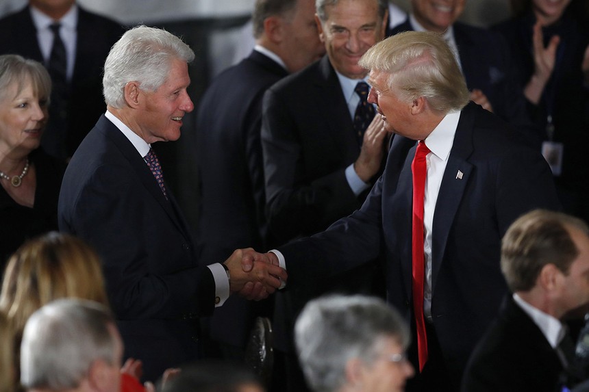 Cựu Tổng thống Bill Clinton và Tổng thống Donald Trump tại Tiệc nhậm chức tháng 1/2017. Ảnh: Getty Images.