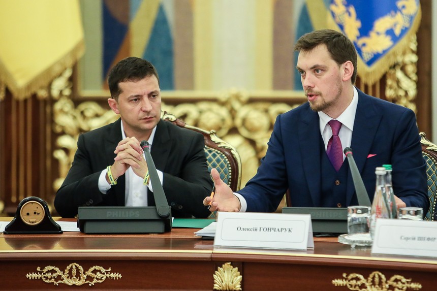 Tổng thống Ukraine Volodomyr Zelensky và Thủ tướng Oleksiy Honcharuk. Ảnh: KyivPost.