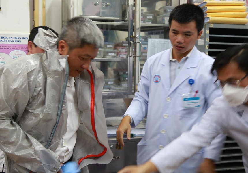 Thứ trưởng Y tế Nguyễn Trường Sơn (bên trái) kiểm tra công tác phòng chống dịch tại Bệnh viện Chợ Rẫy, TP.HCM, ngày 23/1. Ảnh: Trương Khởi.