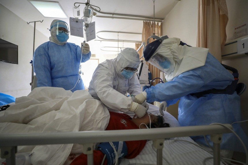 Nhân viên y tế chăm sóc cho bệnh nhân nhiễm virus corona tại Vũ Hán. Ảnh: AP.