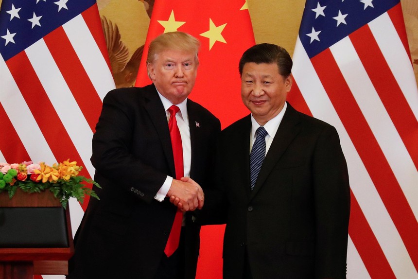 Tổng thống Donald Trump và Chủ tịch Trung Quốc Tập Cận Bình bắt tay sau khi đưa ra tuyên bố chung tại Đại lễ đường Nhân dân ở Bắc Kinh, Trung Quốc, ngày 9/11/2017. Ảnh: Reuters.