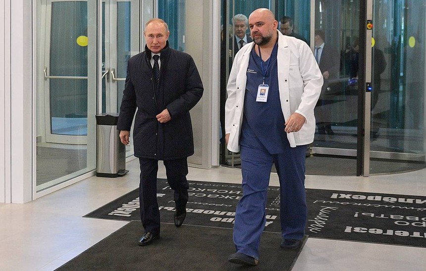 Tổng thống Nga Vladimir Putin và bác sỹ Denis Protsenko gặp gỡ ngày 24/3. Ảnh: TASS.