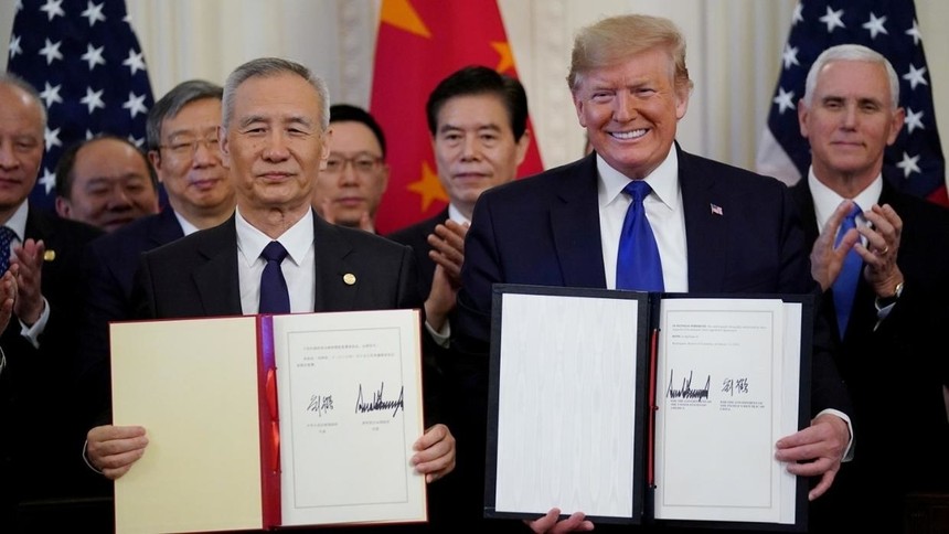Tổng thống Donald Trump và Phó Thủ tướng Lưu Hạc ký kết thảo thuận thương mại Mỹ - Trung giai đoạn một tại Nhà Trắng ngày 15/1/2020. Ảnh: Reuters.
